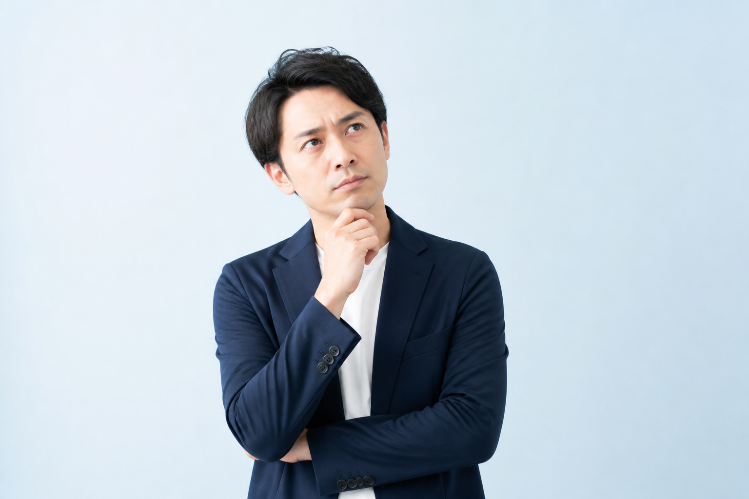 広告施策について悩んでいる担当者